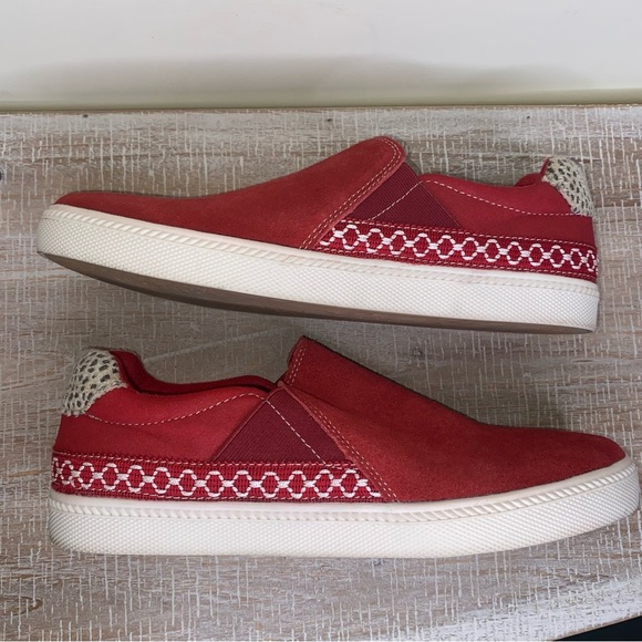 Earth Origins Size 9.5 Red Slip-On Sneakers with Cheetah Print Pattern on Heels - Picture 2 of 10